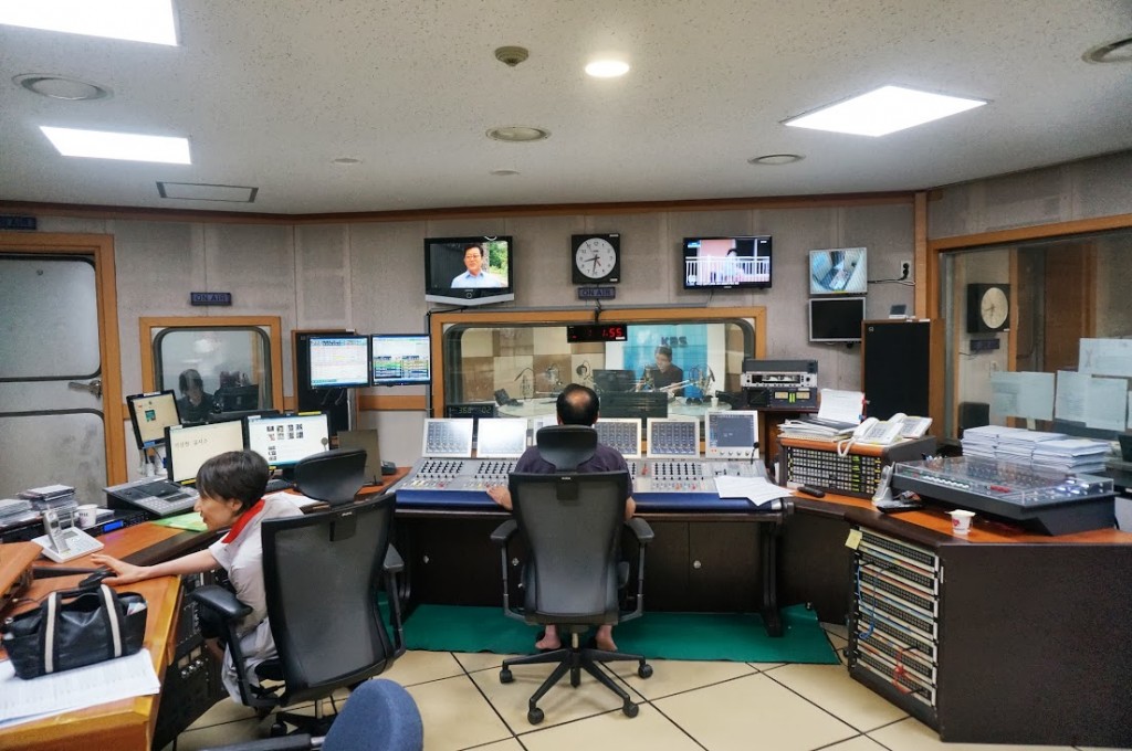 KBS 제1라디오 스튜디오. 라디오 생방송은
처음이었어요.
